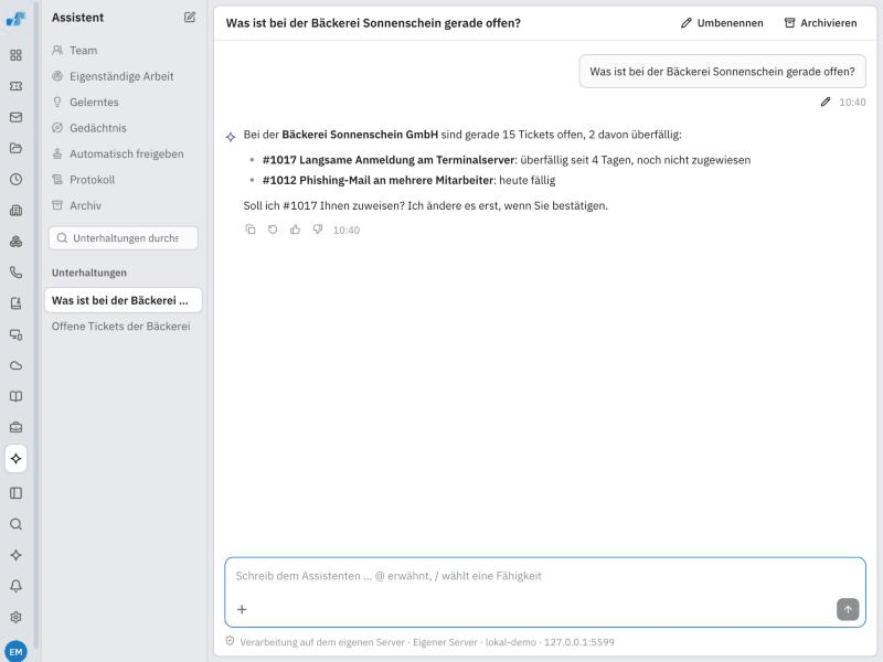 Unterhaltung mit dem Assistenten: Frage nach offenen Tickets eines Kunden und seine Antwort